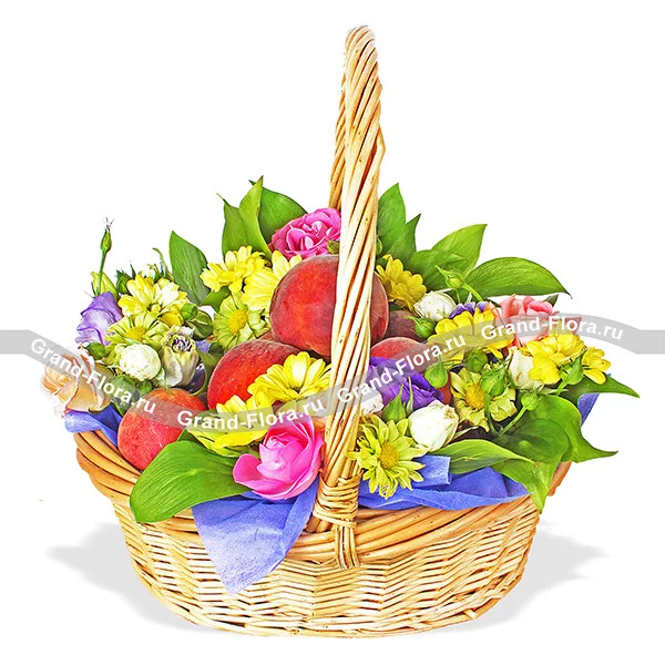 Ласковое лето - корзина с розами и персиками